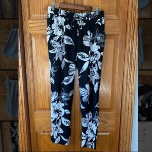 women’s M floral pants